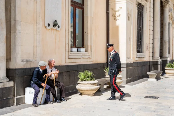 Syracuse Sicily Italy October 2019 Carabinieri Discuss Two Elderly People — Stock Photo, Image