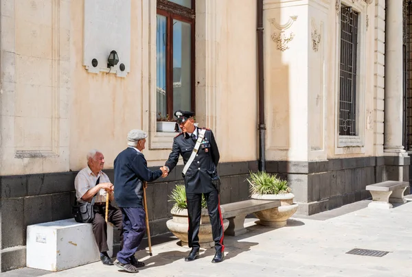 Syracuse Sicily Italy October 2019 Carabinieri Discuss Two Elderly People — Stock Photo, Image