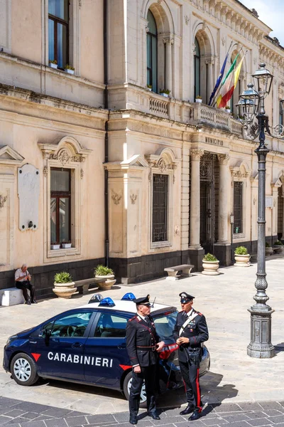 Palazzolo Acreide Syracuse Sicily Italy October 2019 Carabinieri Discuss Two — Stock Photo, Image