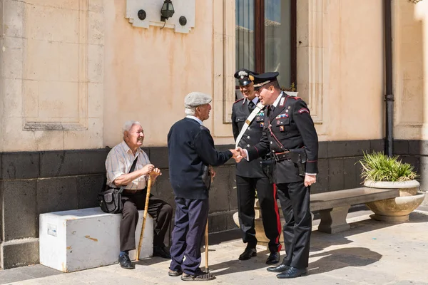 Siracusa Sicilia Italia Ottobre 2019 Carabinieri Discutono Con Due Anziani — Foto Stock