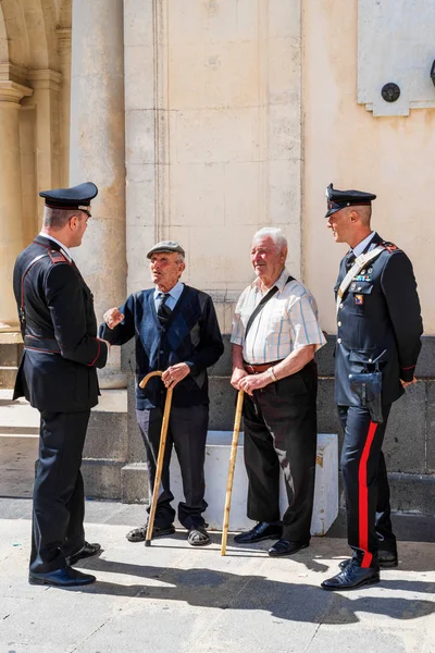 Siracusa Sicilia Italia Ottobre 2019 Carabinieri Discutono Con Due Anziani — Foto Stock