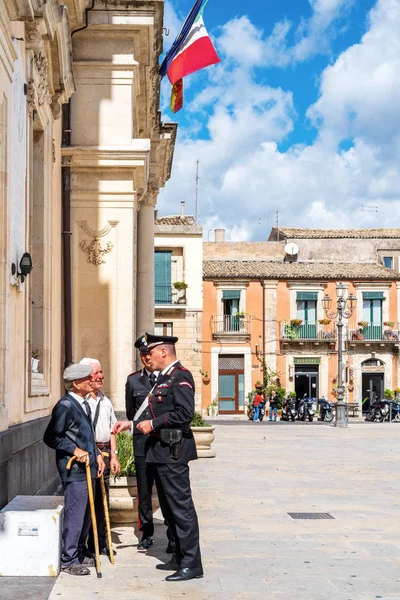 Syracuse Sicily Italy October 2019 Carabinieri Discuss Two Elderly People — Stock Photo, Image