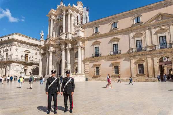 Ortigia Syracuse Sicílie Itálie Říjen 2019 Dvě Carabinieri Sledují Katedrálu — Stock fotografie