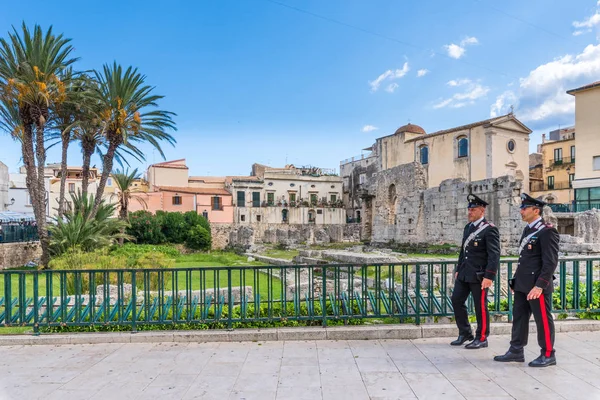 Ortigia Siracusa Sicilia Italia Octubre 2019 Dos Carabineros Vigilan Las — Foto de Stock