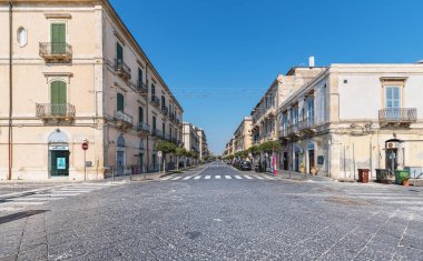 Syracuse Sicilya / İtalya -11 Nisan 2020: Umberto sokağı Covid-19 zamanında terk edilmiş ve ıssız