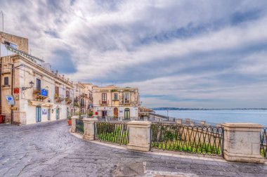 Syracuse Sicilya / İtalya -11 Nisan 2020: Aretusa Meydanı ve Fonte Aretusa Caddesi, Alfeo sahil yoluna paraleldir.