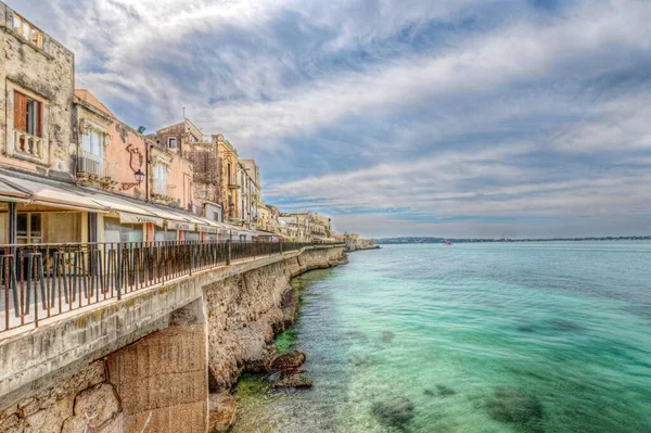 Syrakuzy Sycylia Włochy Kwietnia 2020 Wybrzeże Alfeo Widziane Strony Morza — Zdjęcie stockowe