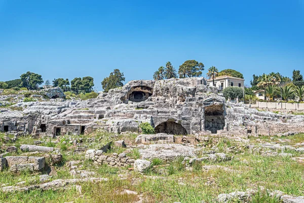 Overgrown Grotticelli Necropolis Cementerio Ancient Greeks Syracuse Sicily Las Ruinas Imágenes de stock libres de derechos