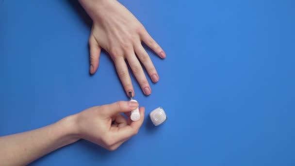 Manicure dipinge le unghie dei clienti con smalto protettivo trasparente — Video Stock