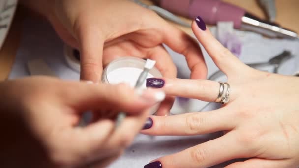 Manicurista pinta uñas de mujer — Vídeos de Stock