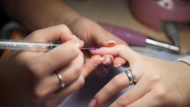 Manicure pinta unhas de mulheres — Vídeo de Stock