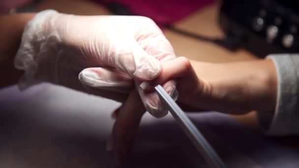 Manikérka pracuje s pilníkem na nehty — Stock video