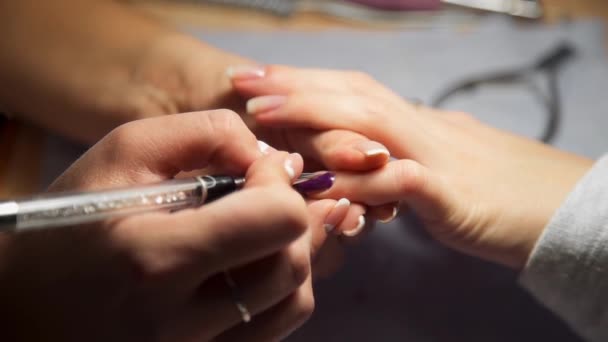 Manikyrist målar naglar från kvinnor — Stockvideo