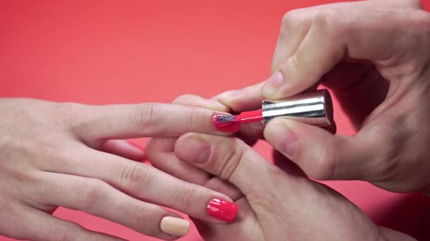 Manicura pinta las uñas de los clientes con esmalte de uñas de tinte beige — Vídeos de Stock