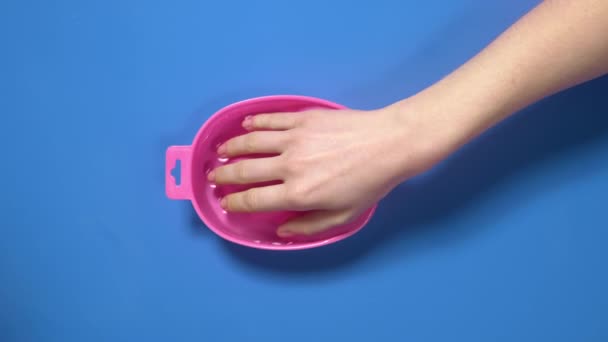 Donna mette la mano al bagno delle unghie prima di manicure preparazioni per la manicure taglio — Video Stock