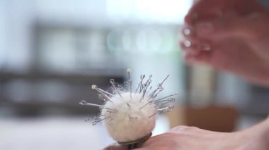 Terzi kesim için iğne hazırlıyor.