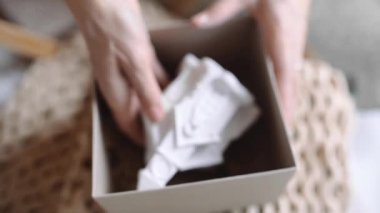 Kadınlar çocuklar için yeni yıl hediyesi paketler.
