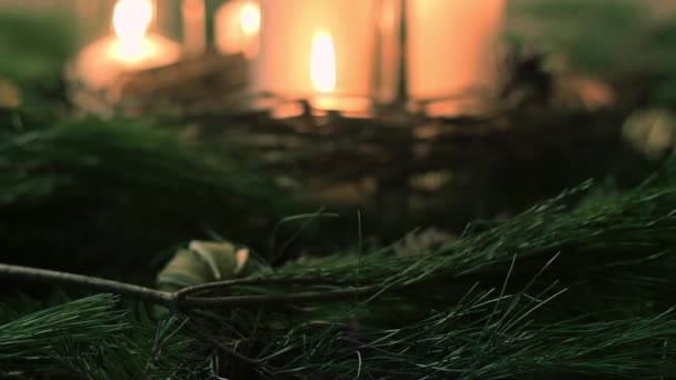 Aangestoken kaarsen met sprucemtakken — Stockvideo