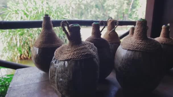 Frascos indios tradicionales de coco — Vídeo de stock