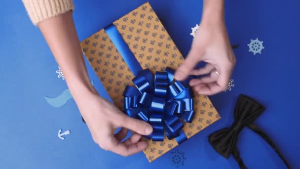 Упаковка настоящее украшение посылки коробка с подарками — стоковое видео