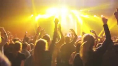 Kalabalık rock gösterisinin tadını çıkarıyor.