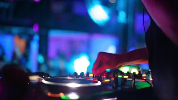 DJ играет музыку на вечеринке в клубе — стоковое видео