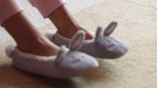 有拖鞋兔子的雌性腿 — 图库视频影像