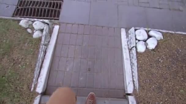 homme marche à la porte l'ouvre et entre à l'intérieur 