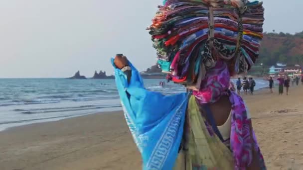 Indiai nő eladja a hagyományos viseletek és áruk a strandon Goa — Stock videók