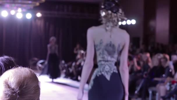 Modelli dimostrare abiti a designer sfilata di moda — Video Stock