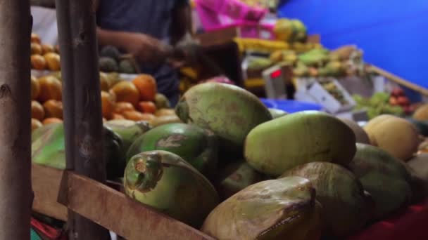 Lidé nakupují exotické ovoce na místním indickém trhu — Stock video