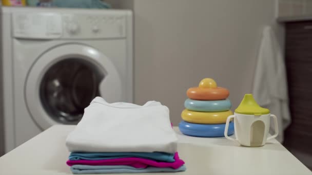 Çamaşırhanede temiz bebek kıyafetleri. — Stok video