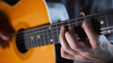 gitarist akustik batı gitarında rastgele akorlar çalar