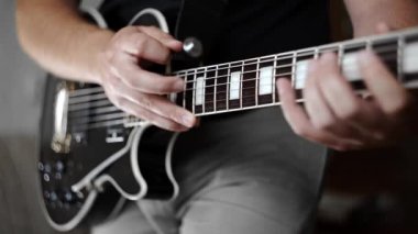 Müzisyen elektro gitar çalmak için tap tekniği kullanır.