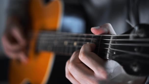 Gitarrist spielt zufällige Akkorde auf der akustischen Westerngitarre Videoclip