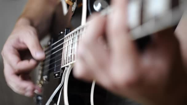 Gitarrist spielt Akkorde auf der elektrischen Paul-Stil-Gitarre Stockvideo