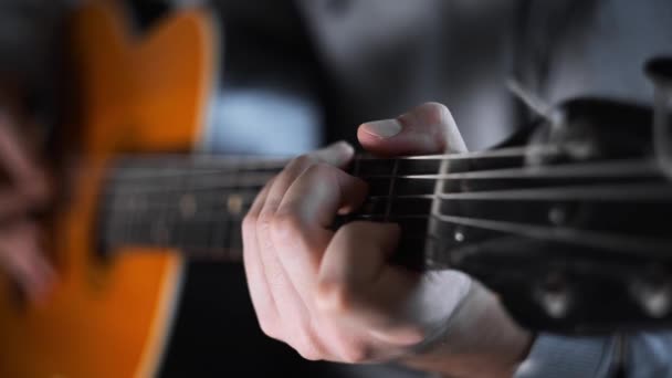 Gitarrist spielt zufällige Akkorde auf der akustischen Westerngitarre lizenzfreies Stockvideo