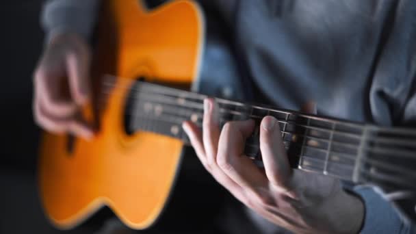 Гитарист играет на весах и гаммах на акустической западной гитаре — стоковое видео