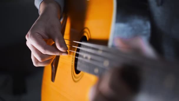 Гитарист играет на весах и гаммах на акустической западной гитаре — стоковое видео