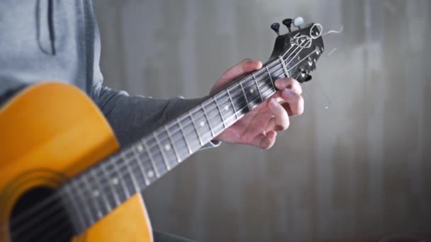 Гитарист играет на акустической западной гитаре — стоковое видео
