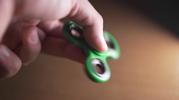 Homem torce verde spinner em sua mão — Vídeo de Stock