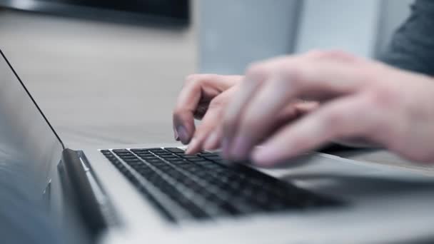 Mann im grauen Pullover surft mit Laptop im Internet Lizenzfreies Stock-Filmmaterial
