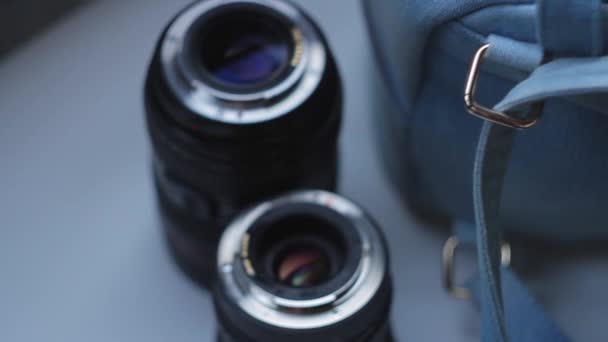 Ζευγάρι φακών φωτογραφικής μηχανής στη φωτογράφιση πίσω από τη σκηνή — Αρχείο Βίντεο