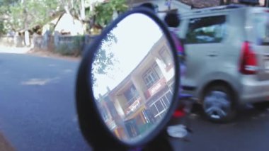 Hindistan 'da küçük kasaba caddelerinde trafik