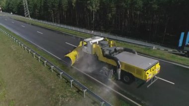 Yolları ve otoyolları kardan temizlemek için yol makineleri