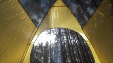 Yalancı adam doğada bir çadırda yatar. Doğada bir çadırdaki ilk insandan doğaya bakar.