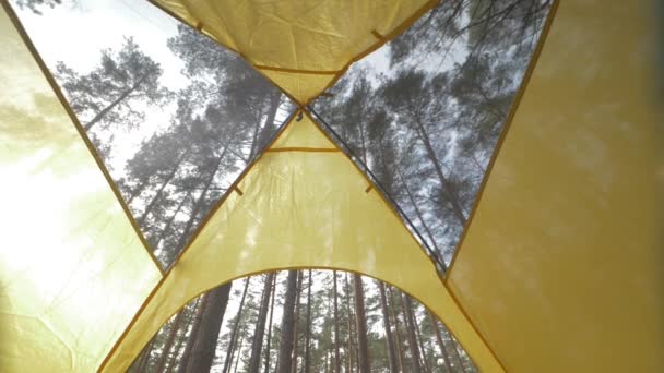 Homem Mentiroso Encontra Uma Tenda Natureza Ele Está Olhando Para — Vídeo de Stock