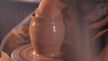 Usta 'nın elleri çamurla çalışır. Toprak eşyalar hazırlanıyor.