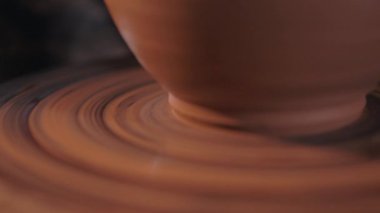 Toprak bidonu yapılıyor. Ustanın elleri iş başında. Kil buduyorum. Kil işçiliğini kusursuzlaştırmak