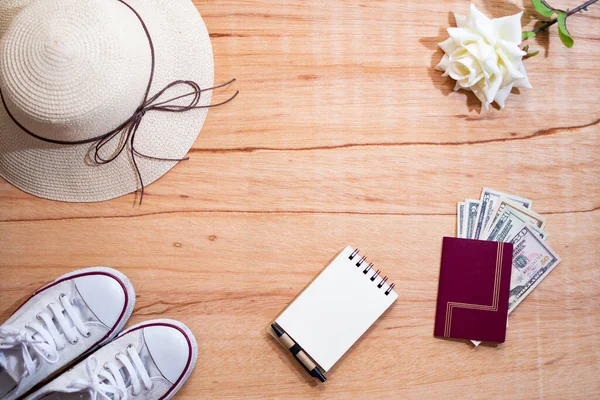ahşap arka plan şapka, sohbet, defter ve pasaport